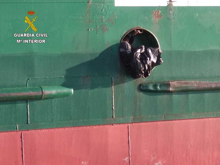 Rescatado un polizón escondido en el hueco de la bita de amarre de un ferry que atracó en Motril